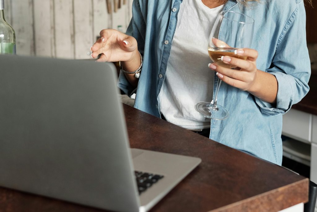 Alkoholio vartojimas darbe: ignoruoti, bausti ar pasiūlyti pagalbą?